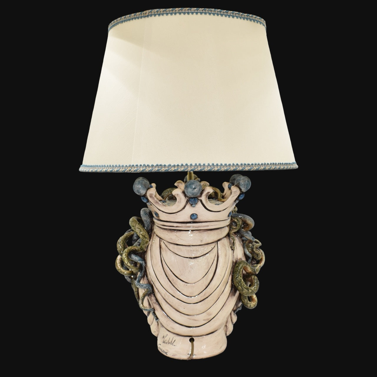 Lume a Testa Medusa Femmina in Ceramica di Caltagirone - Eleganza e Mito