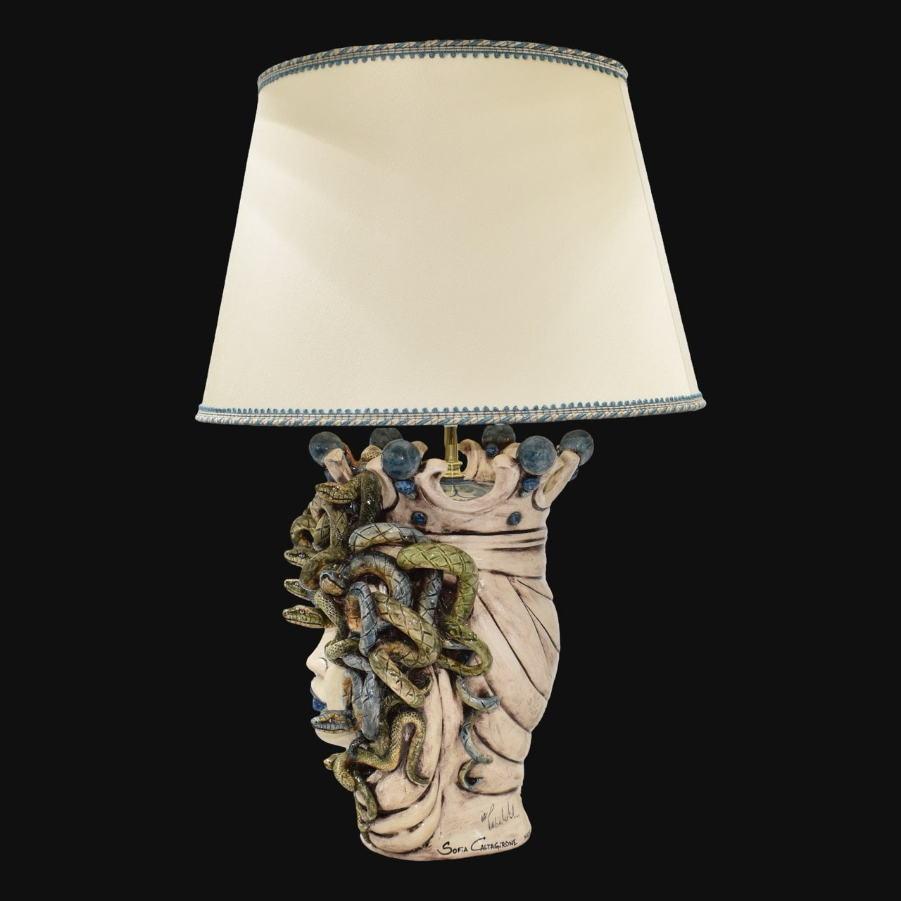 Lume a Testa Medusa Femmina in Ceramica di Caltagirone - Eleganza e Mito