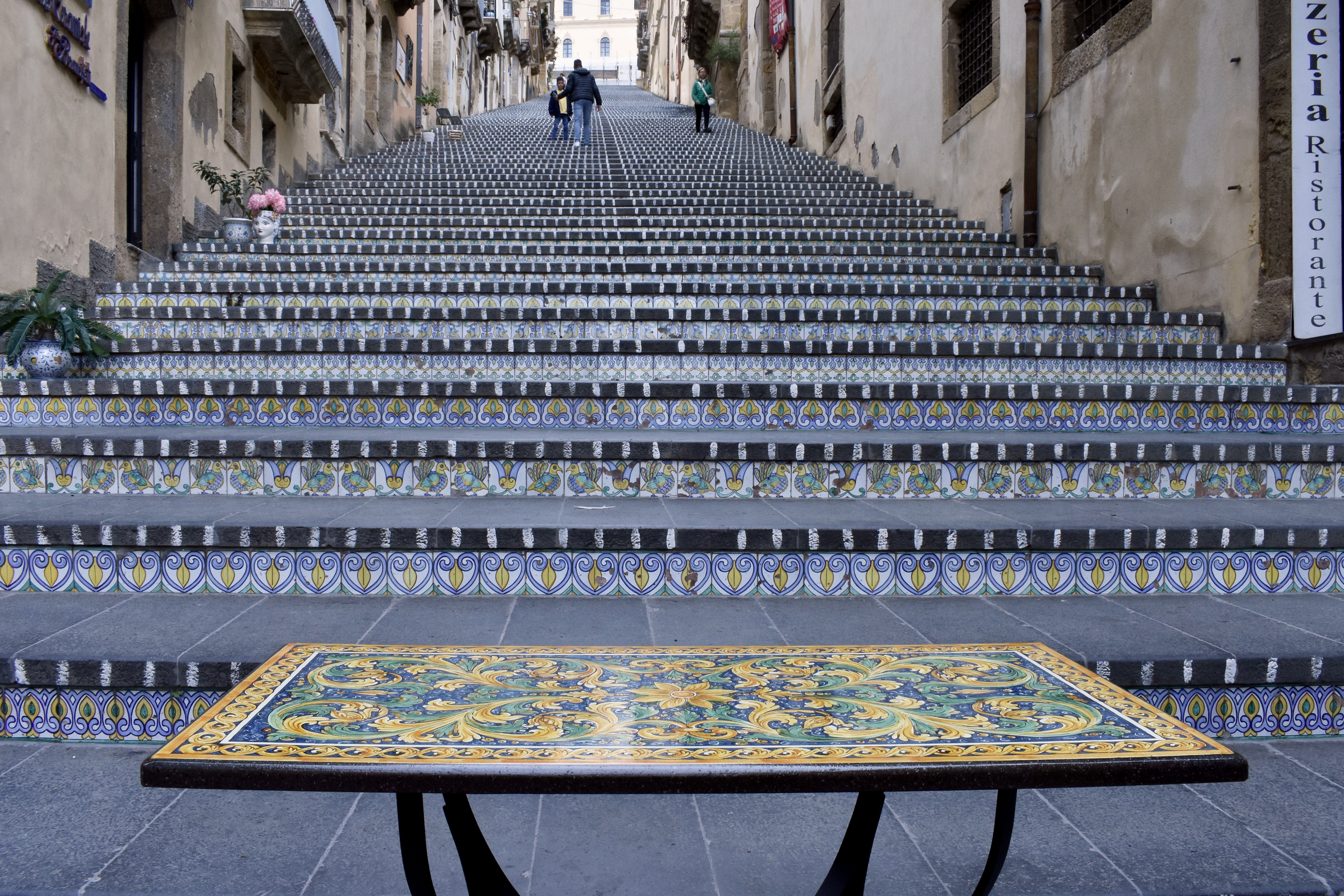 Tavolo in pietra lavica rettangolare cm 75x115 - Decoro ornato calatino