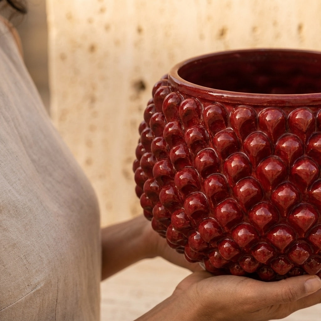 Vaso mezza pigna s/piede bordeaux in ceramica di Caltagirone