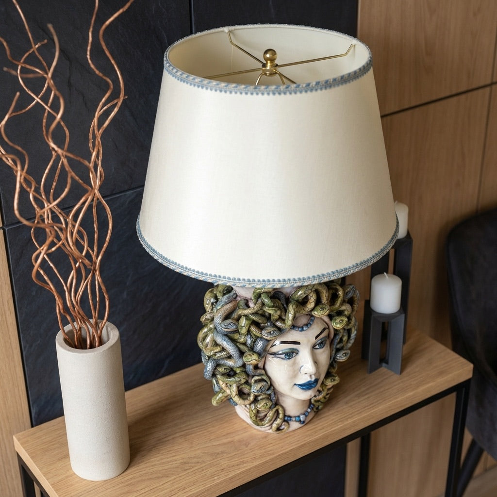 Lume a Testa Medusa Femmina in Ceramica di Caltagirone - Eleganza e Mito