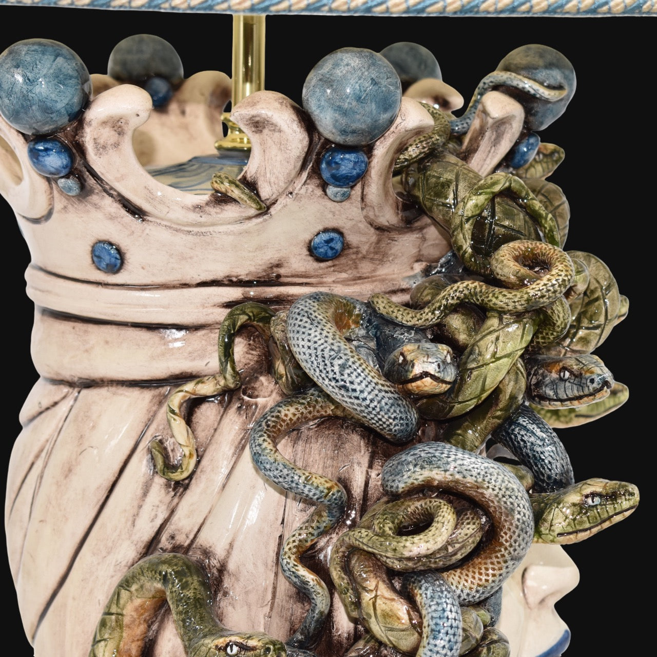 Lume a Testa Medusa Femmina in Ceramica di Caltagirone - Eleganza e Mito