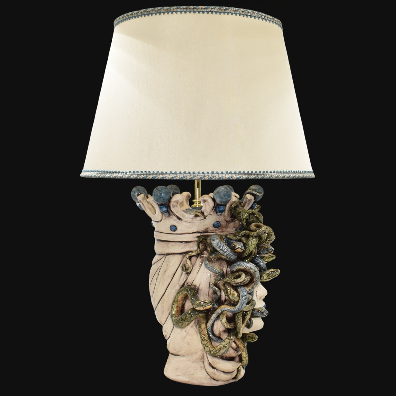 Lume a Testa Medusa Femmina in Ceramica di Caltagirone - Eleganza e Mito