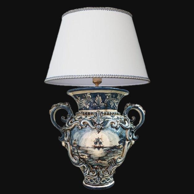 Lume anelli h 40 c/greca rilievo c/veliero ornato mono blu (h72 c/paralume Ø45) - Ceramiche di Caltagirone Sofia