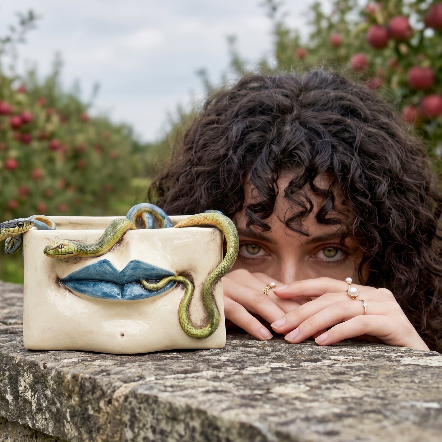 Scatola Medusa in Ceramica - Labbra Blu e Serpenti Applicati, Madreperla Antichizzato