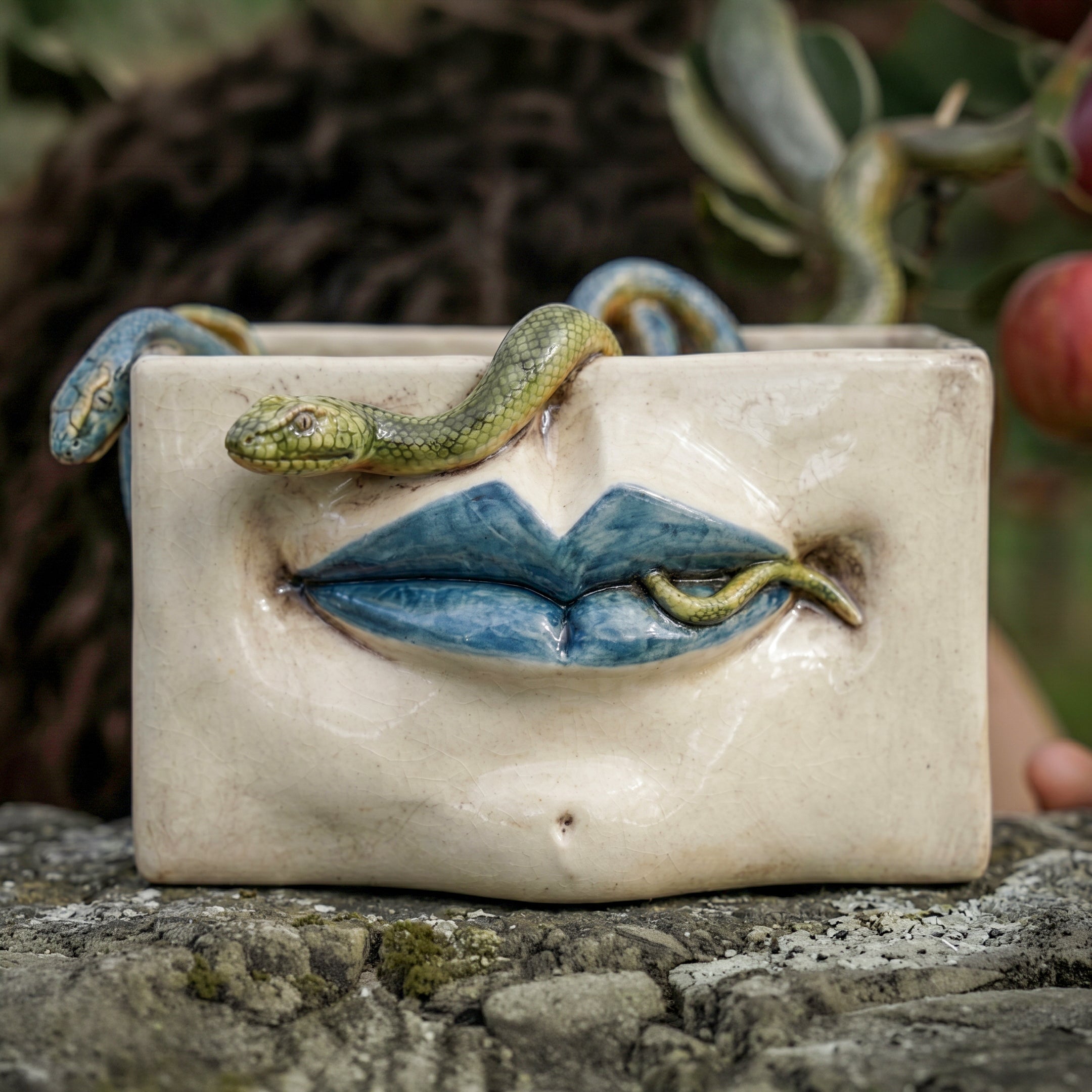 Scatola Medusa in Ceramica - Labbra Blu e Serpenti Applicati, Madreperla Antichizzato
