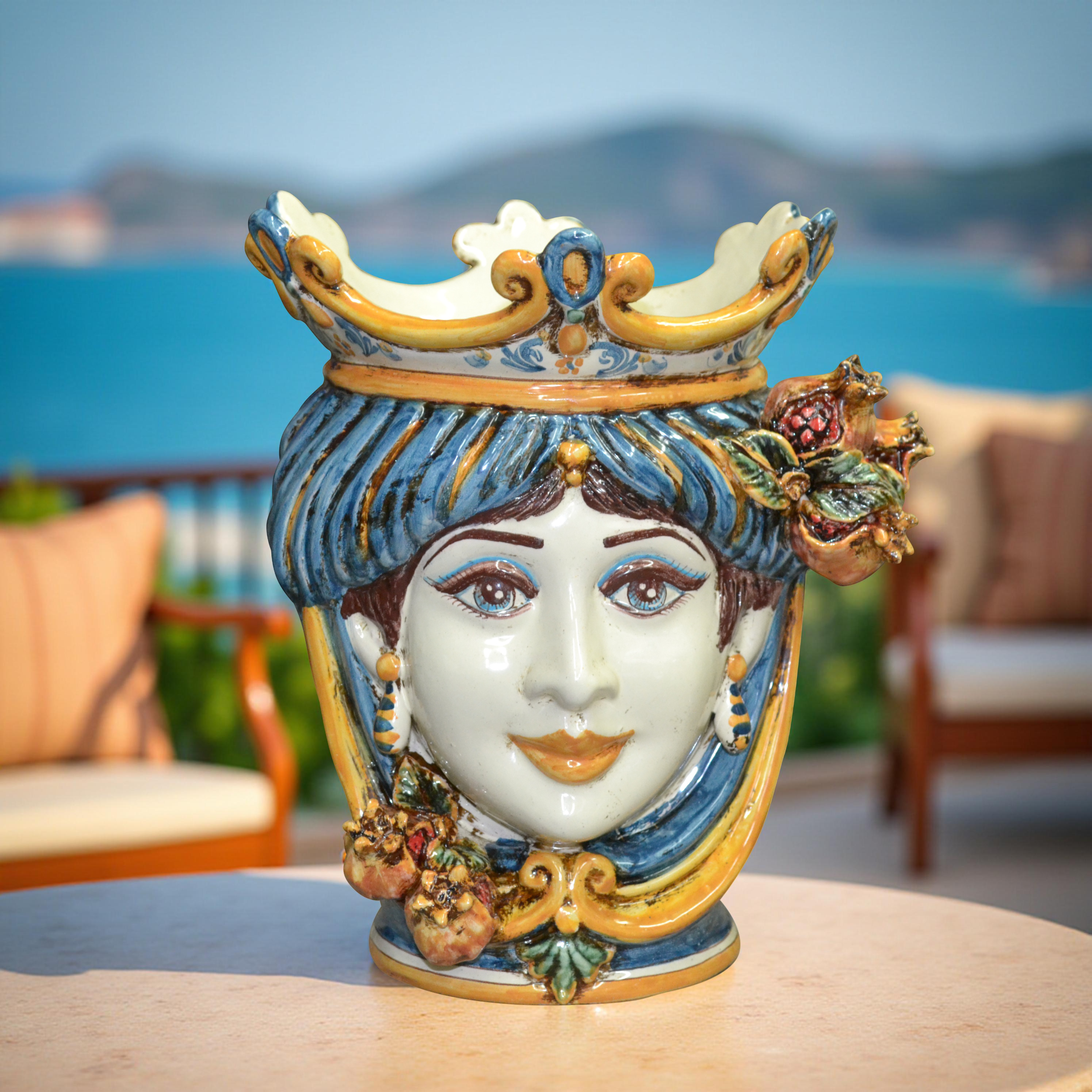 Vaso in ceramica Caltagirone fatto a mano con volto femminile, corona e melograni colorati