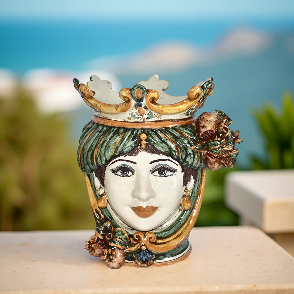 Testa di ceramica di Caltagirone fatta a mano con corona e dettagli verdi e dorati