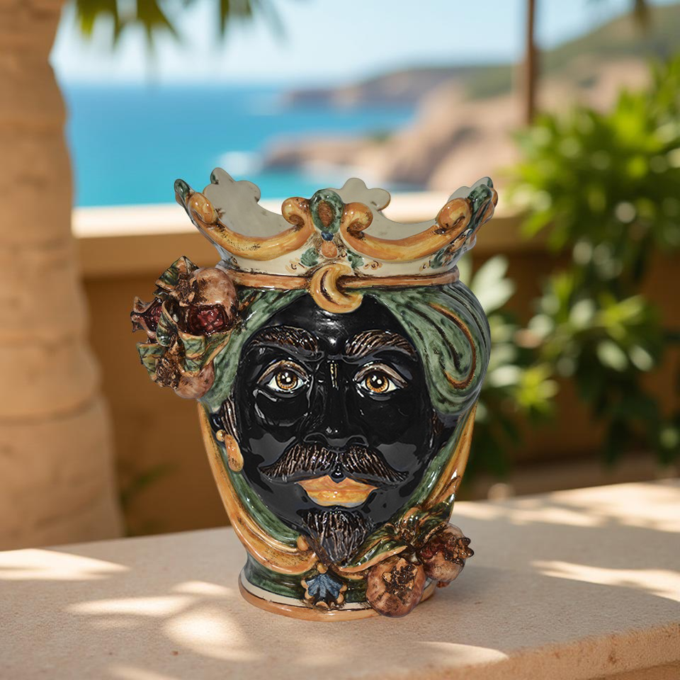Testa di moro ceramica di Caltagirone fatti a mano con corona e decorazioni uniche su sfondo mare