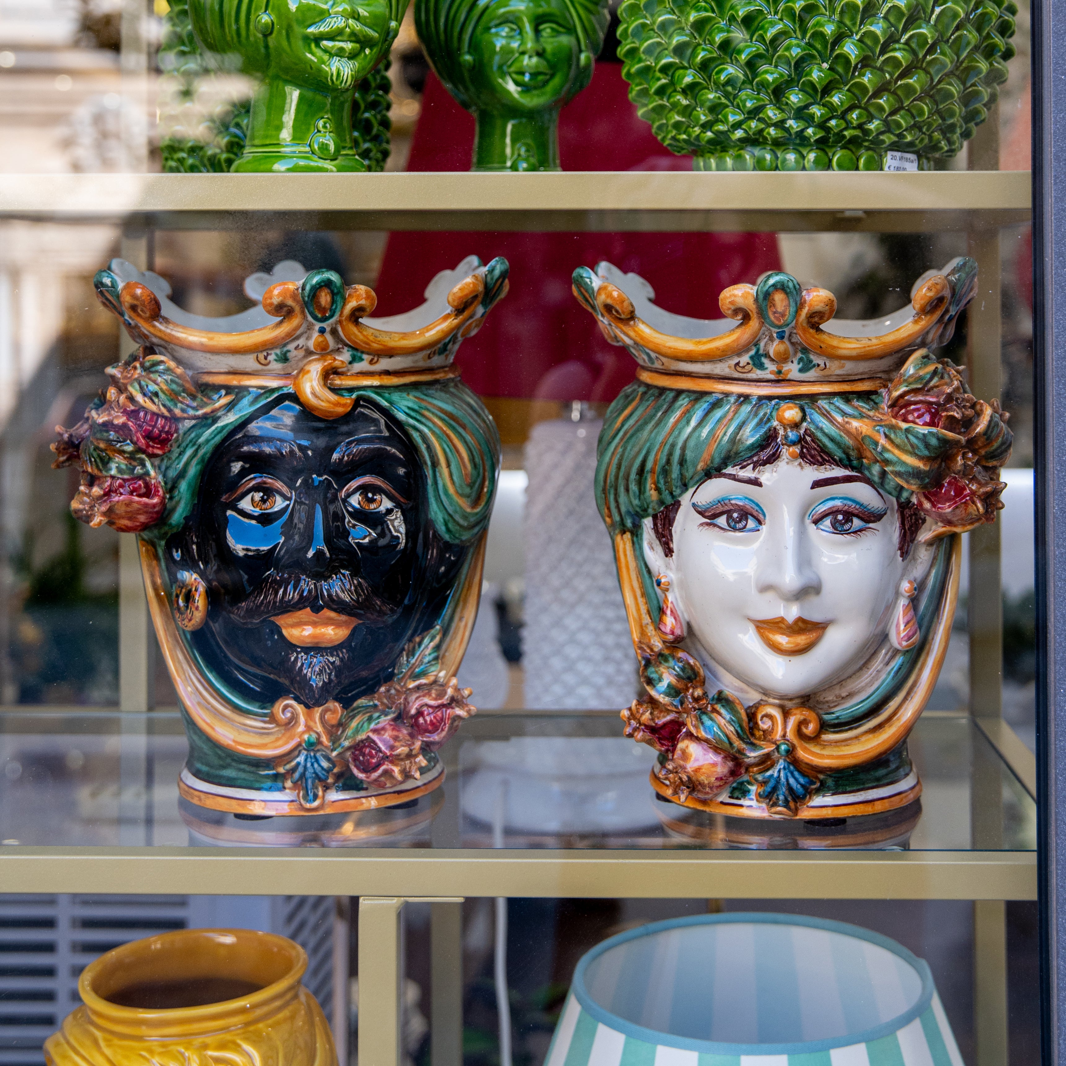 Teste di moro ceramiche Caltagirone fatti a mano con dettagli floreali e corona colorata