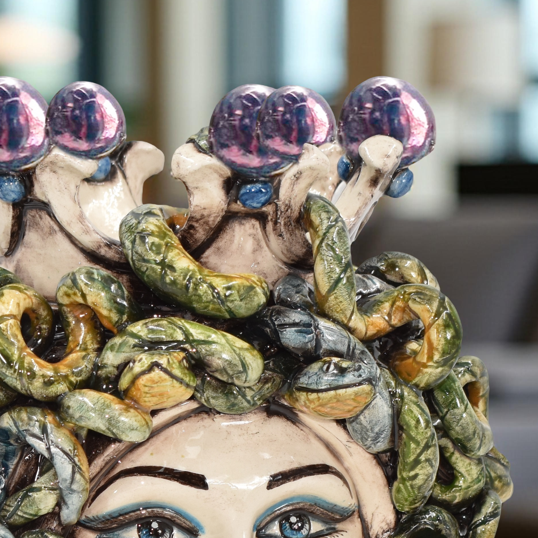 Testa h 25 turbante medusa Lustro Glicine - Ceramiche di Caltagirone Sofia