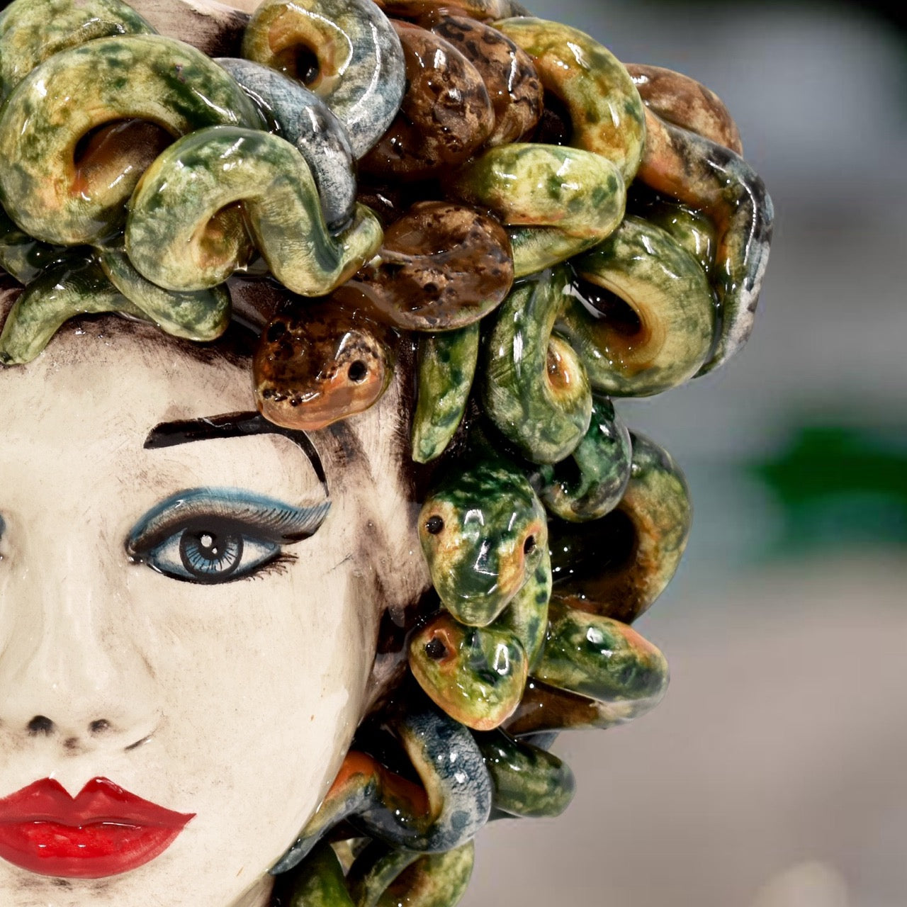 Testa h 28 medusa c/corona madreperla colorato - Ceramiche di Caltagirone Sofia