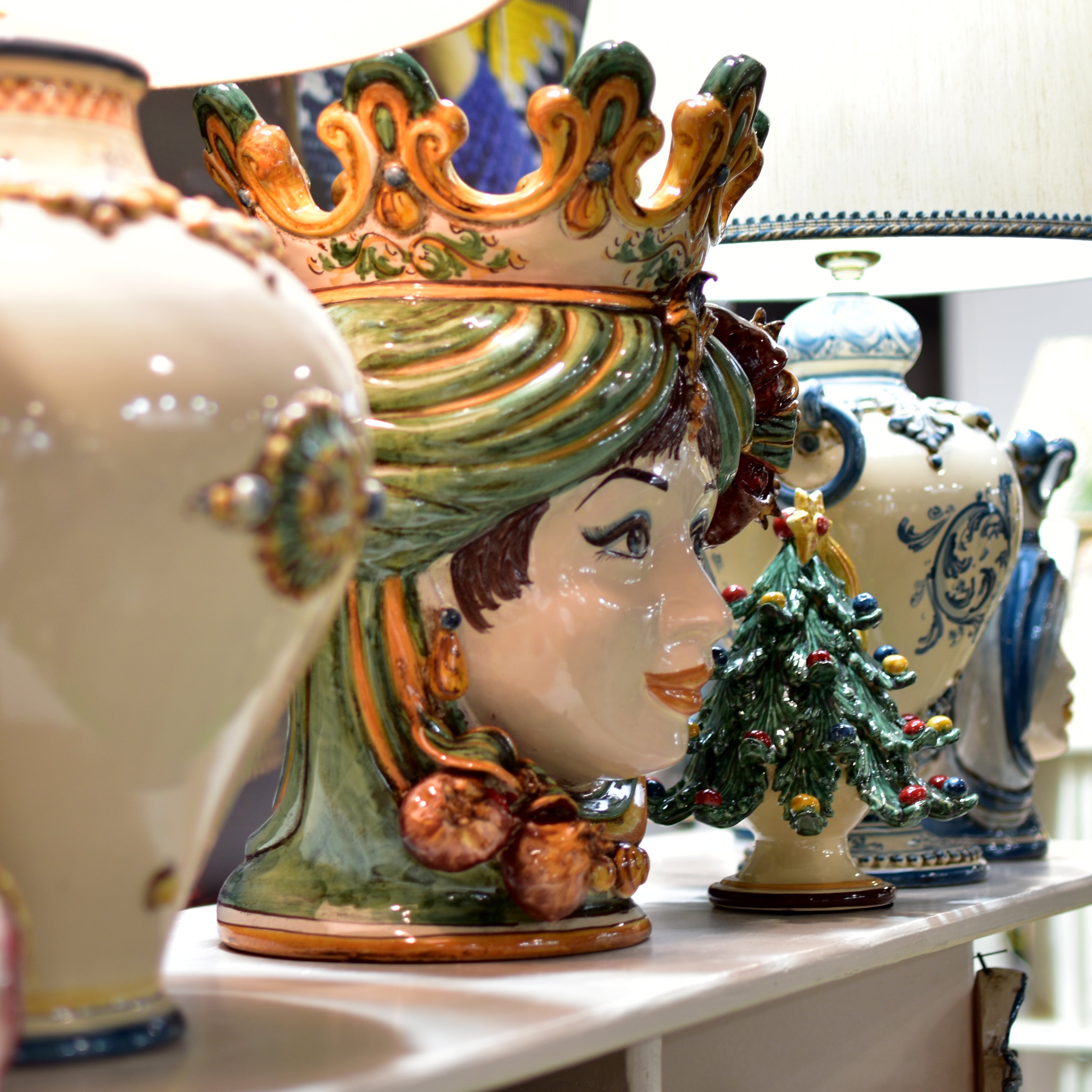 Ceramiche Caltagirone fatti a mano, testa di moro decorativa e vasi artistici in ceramica colorata