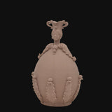 Uovo a Personaggio Femmina, Tortora Opaco, femminile e decori barocchi. Ceramiche Sofia, Caltagirone