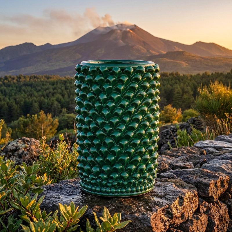 Vaso cilindro pigna di Caltagirone modellata a mano altezza 25 cm in verde antico