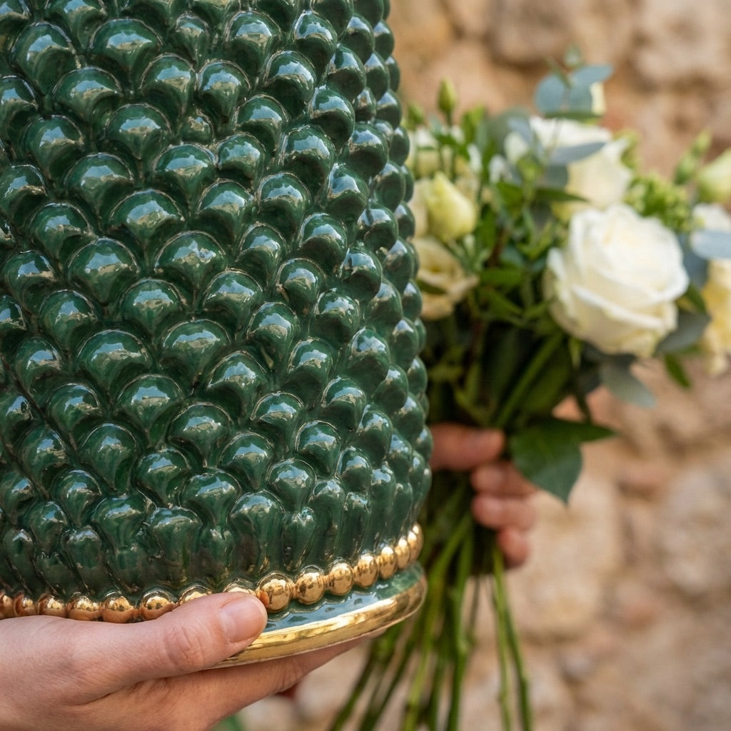 Vaso cilindro pigna modellata a mano in verde e oro - Ceramiche di Caltagirone Sofia