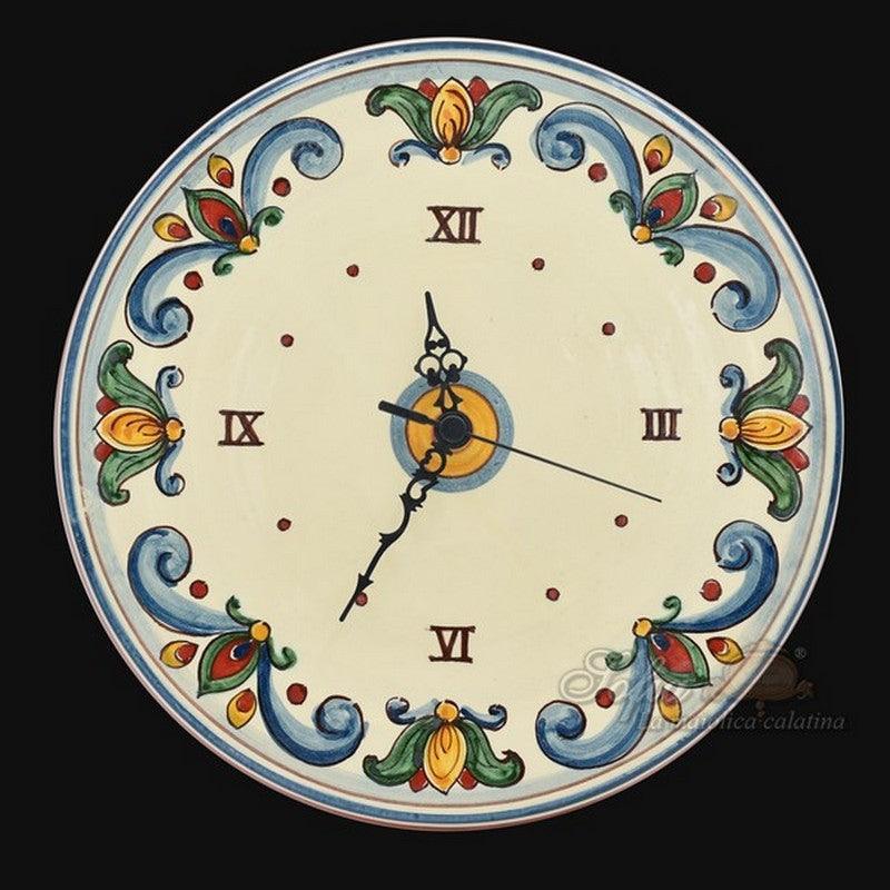 Orologio da parete ceramiche Caltagirone fatti a mano, decoro floreale colorato su fondo chiaro.