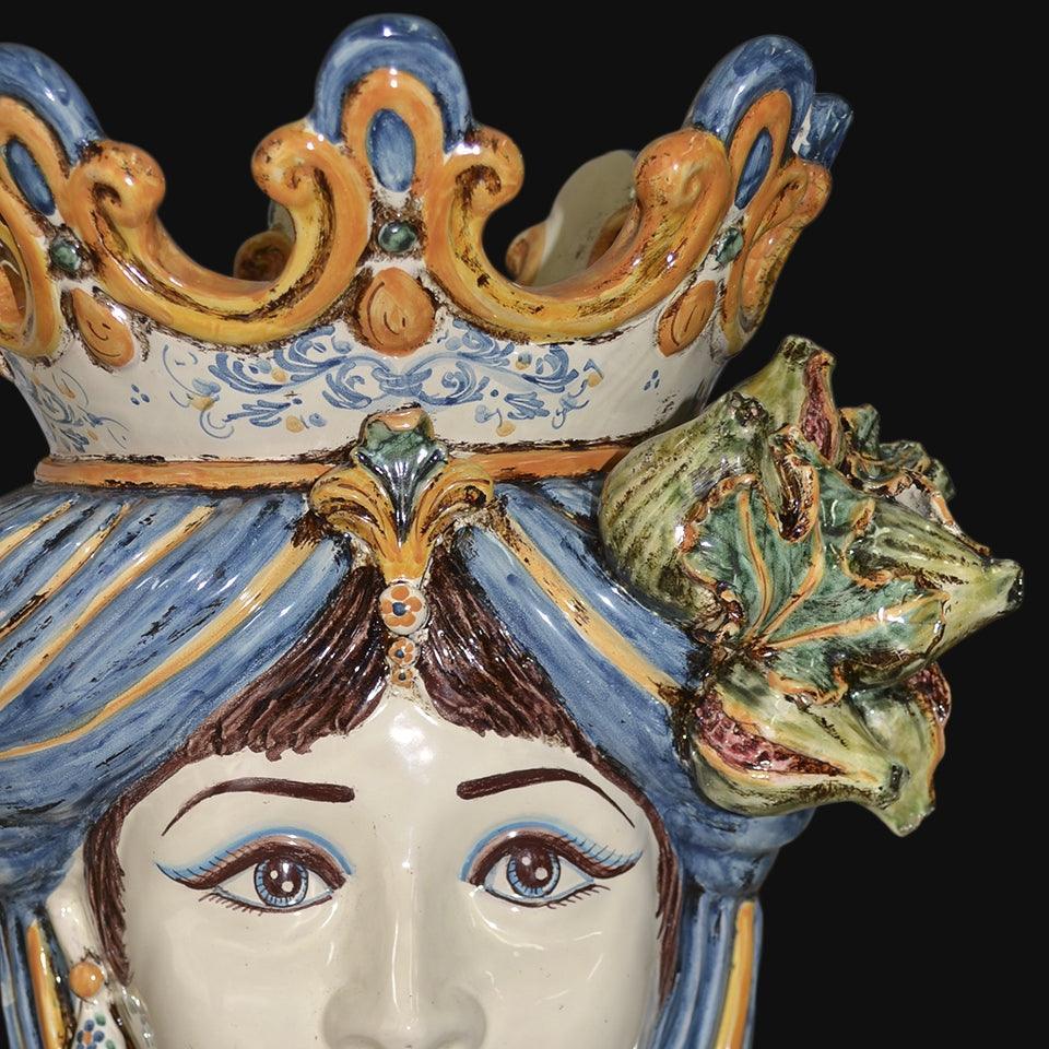 Ceramiche di Caltagirone fatti a mano con corona e dettagli colorati, arte tradizionale siciliana